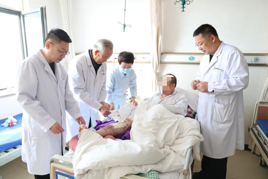 <b>生死关头显身手 中西结合治危症</b>